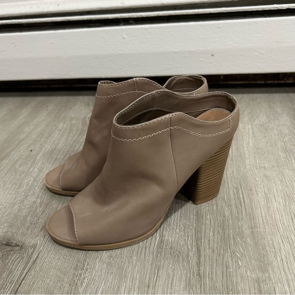 DV By Dolce Vita Peep Toe Tan Slip On Heels Ankle Boots Women’s Size 8 - Picture 1 of 8